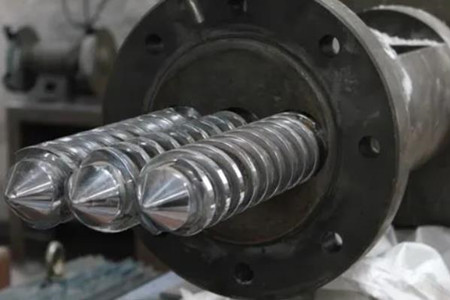 擠出機(jī)機(jī)筒螺桿裂斷的原因是什么？